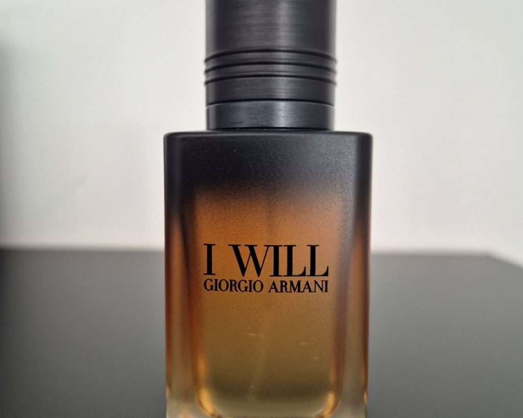 Frasco de Giorgio Armani I Will Eau de Parfum, con degradado negro y ámbar. Fotografía original de Crónicas Olfativas.